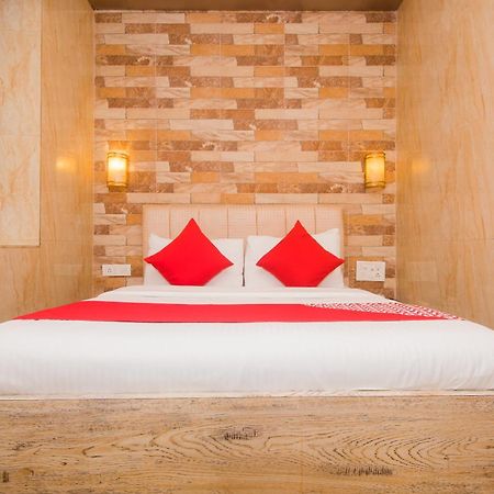 Hotel Oliver, Colaba Мумбай Екстериор снимка