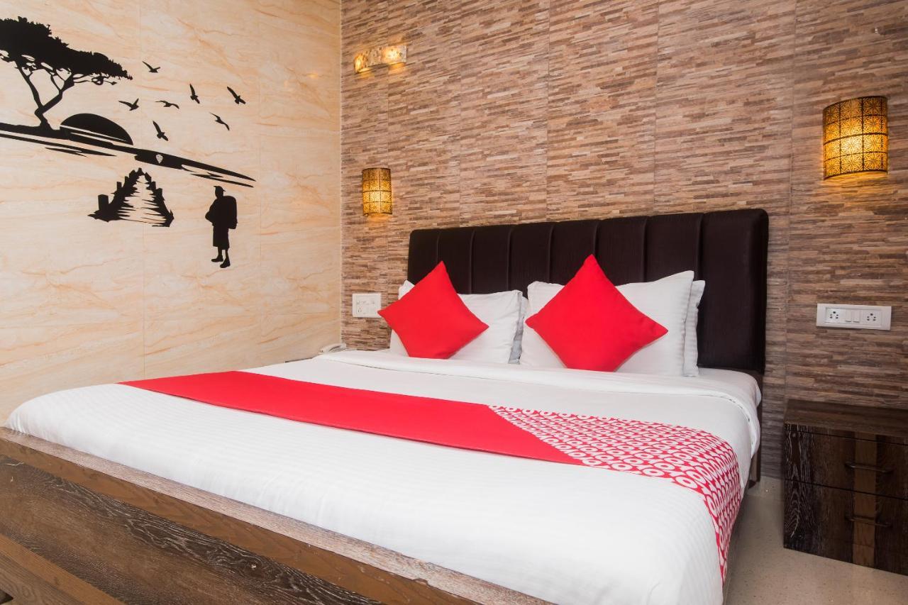 Hotel Oliver, Colaba Мумбай Екстериор снимка
